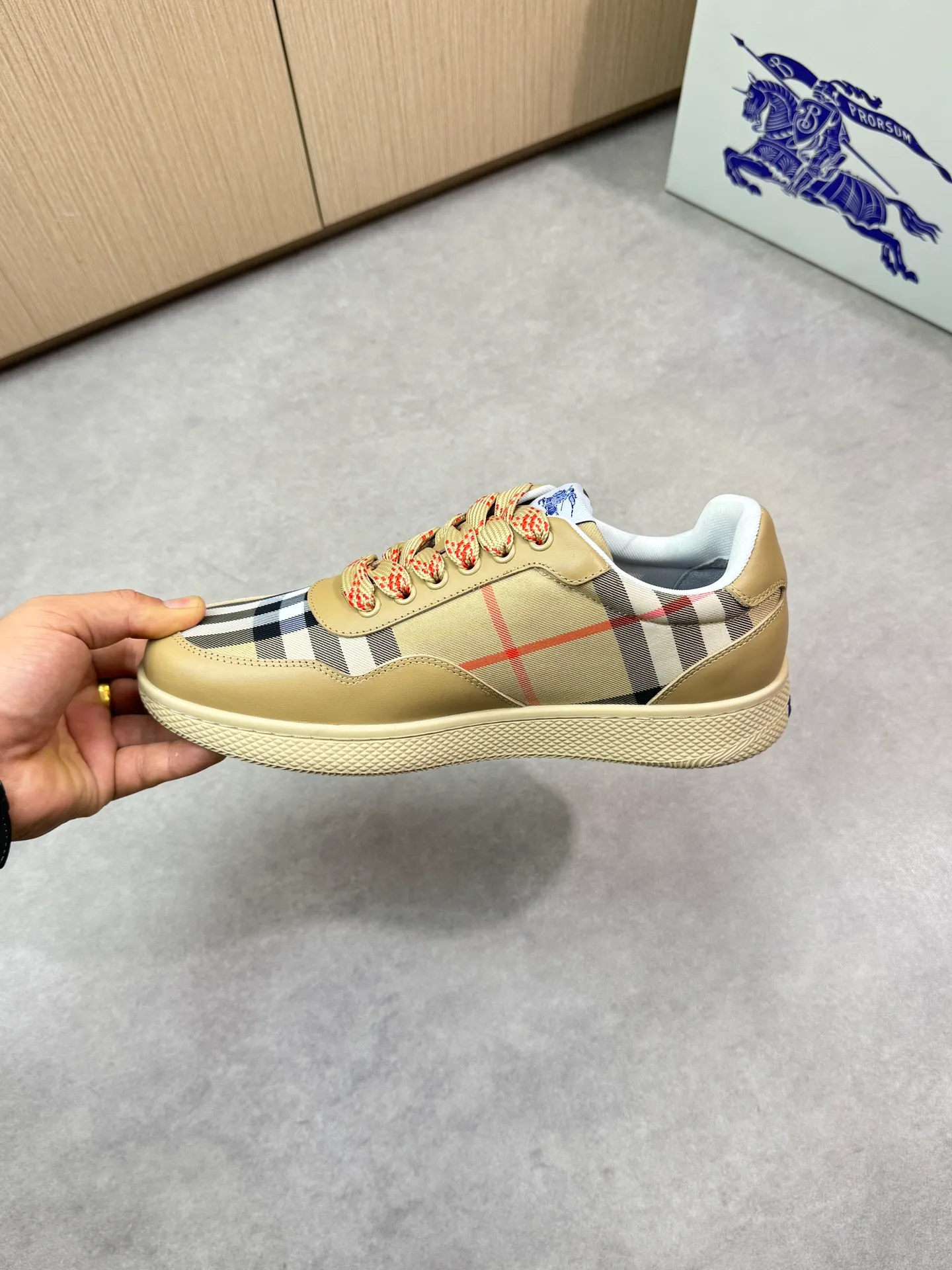P400 [BURBERRY] Burberry casual sports sneakers - Upper: imported 🔝 Napa calfskin, brand totem cloth, tongue brand cloth label - Lining: brand canvas, foot pad; water-dyed cowhide - Outsole: ultra-light TPR rubber; two-color molded outsole - Super high quality control, fine workmanship: highlighted (high-end, luxury, grade) -Size : 38-44 (Male 45, can be customized)·BBR0372
